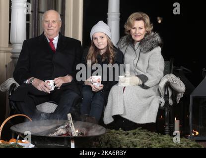 Oslo, Norvegia 20161220. La famiglia reale norvegese si è riunita per una sessione fotografica di Natale nel giardino del Palazzo reale di Oslo, 20 dicembre 2016. Da sinistra: Re Harald, Principessa Ingrid Alexandra e Regina Sonja bere VIN brulé da tazze la Principessa Astrid ha dipinto e mangiare zenzero scatta fuori dal padiglione nel Parco del Palazzo reale. Foto: Lise Aaserud / NTB scanpix Foto Stock