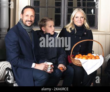 Oslo, Norvegia 20161220. La famiglia reale norvegese si è riunita per una sessione fotografica di Natale nel giardino del Palazzo reale di Oslo, 20 dicembre 2016. Da sinistra: Il Principe Corona Haakon, il Principe Sverre Magnus e la Principessa Corona mette-Marit bere VIN brulé da tazze la Principessa Astrid ha dipinto e mangiare zenzero scatta fuori dal padiglione nel Parco del Palazzo reale. Foto: Lise Aaserud / NTB scanpix Foto Stock