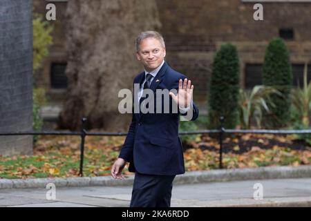 Grant Shapps arriva a Downing Street questo pomeriggio quando il primo ministro Rishi affondato nomina i suoi ministri del governo. Immagine scattata su 25t Foto Stock