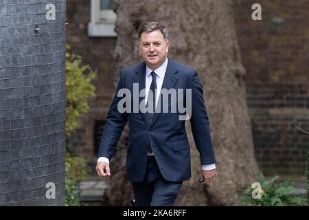 Mel Stride arriva a Downing Street questo pomeriggio quando il primo ministro Rishi affondato nomina i suoi ministri del governo. Immagine scattata su 25th Foto Stock