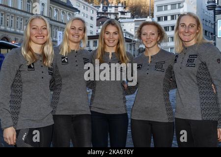 DAVOS, SVIZZERA 20170214. Campionato Mondiale di Sci alpino FIS 2017 in ST. MORITZ. La squadra norvegese da sinistra: Ragnhild Mowinckel, Kristina Riis-Johannessen, Nina Loeseth, Kristin Lysdahl e Maren Skjoeld durante una conferenza stampa con la squadra alpina norvegese. Foto: Cornelius Poppe / NTB scanpix Foto Stock