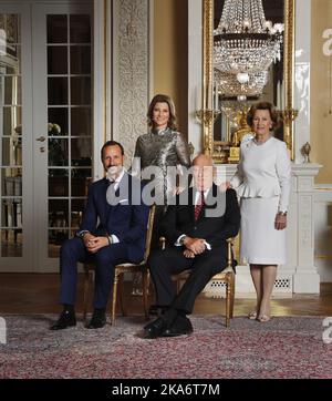 Oslo, Norvegia 20161017. Re Harald e Regina Sonja 80 anni. In occasione dei 80 anni di compleanno della coppia reale, la famiglia reale viene fotografata nella White Lounge del Palazzo reale di Oslo. Il principe ereditario Haakon (a sinistra), la principessa Martha Louise, il re Harald e la regina Sonja. Foto: Lise Aaserud / NTB scanpix Foto Stock