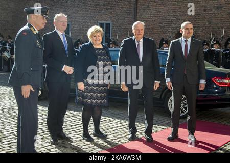 OSLO, Norvegia 20170322. Primo Ministro Erna Solberg, suo marito Sondre Finnes (2nd a sinistra), re Harald e presidente Guðni Islanda. Jóhannesson (a destra) presso la Fortezza di Akershus prima di pranzo in connessione con la visita ufficiale dello stato della coppia presidenziale islandese in Norvegia. Foto: Heiko Junge / NTB scanpix Foto Stock