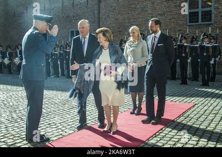 OSLO, Norvegia 20170322. Re Harald (2nd a sinistra), la regina Sonja, il principe ereditario Haakon (a destra) e la principessa ereditaria mette-Marit arrivano alla fortezza di Akershus per il pranzo come parte della visita ufficiale dello stato della coppia presidenziale islandese in Norvegia. Foto: Heiko Junge / NTB scanpix Foto Stock