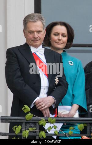 Oslo, Norvegia 20170509. Il presidente finlandese Sauli Niinisto e sua moglie Jenni Haukio. Gli ospiti salutano il pubblico della balkonia del palazzo in occasione del 80th° anniversario del re Harald di Norvegia e della regina Sonja di Norvegia. Foto: Audun Braastad / NTB scanpix Foto Stock