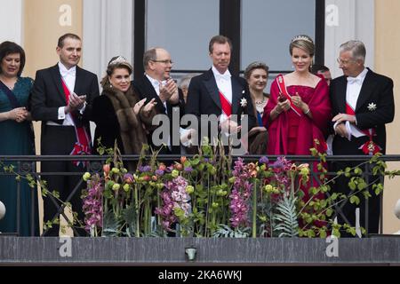 Oslo, Norvegia 20170509. La coppia reale norvegese e gli ospiti accolgono il pubblico dal balcone del Palazzo reale in occasione del loro 80th ° anniversario. Da sinistra: Eliza Reid, Presidente islandese Gudni Johannesson, Granduchessa Maria-Teresa di Lussemburgo, primo Alberto di Monaco, Granduca Henri di Lussemburgo, Regina Matilde e Re Filippo di Belgio. Foto: Jon Olav Nesvold / NTB scanpix Foto Stock