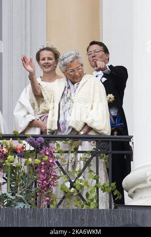 Oslo, Norvegia 20170509. La coppia reale norvegese e gli ospiti accolgono il pubblico dal balcone del Palazzo reale in occasione del loro 80th ° anniversario. Da sinistra: Principessa Mabel, Principessa Astrid, Sig.ra Ferner e Principe Constantijn dei Paesi Bassi. Foto: Jon Olav Nesvold / NTB scanpix Foto Stock