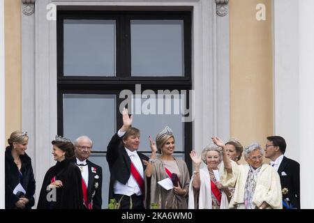 Oslo, Norvegia 20170509. La coppia reale norvegese e gli ospiti accolgono il pubblico dal balcone del Palazzo reale in occasione del loro 80th ° anniversario. Da sinistra: Sophie, la contessa Wessex britannica, la regina Silvia, il re Carl Gustaf di Svezia, il re Willem-Alexander dei Paesi Bassi, la regina Maxima, la principessa Beatrice, la principessa Mabel, la principessa Astrid, La sig.ra Ferner e il principe Constantijn dei Paesi Bassi. Foto: Jon Olav Nesvold / NTB scanpix Foto Stock