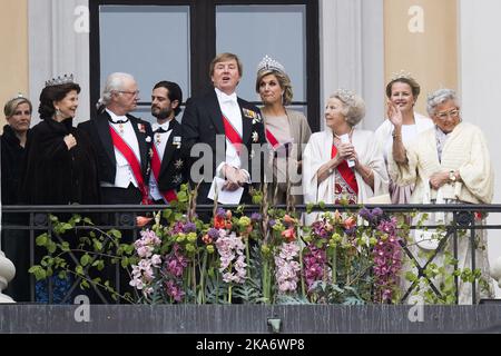 Oslo 20170509. Gli ospiti reali salutano il pubblico della balkonia del palazzo in occasione del re Harald di Norvegia e della regina Sonja di Norvegia. Da sinistra: Sophie, contessa di Wessex, Regina Silvia, Re Carl Gustaf di Svezia, Principe Carl Philip, Re Willem-Alexander dei Paesi Bassi, Regina Maxima, Principessa Beatrice, Principessa Mabel, Principessa Astrid, La sig.ra Ferner e il principe Constantijn dei Paesi Bassi. Foto: Jon Olav Nesvold / NTB scanpix Foto Stock