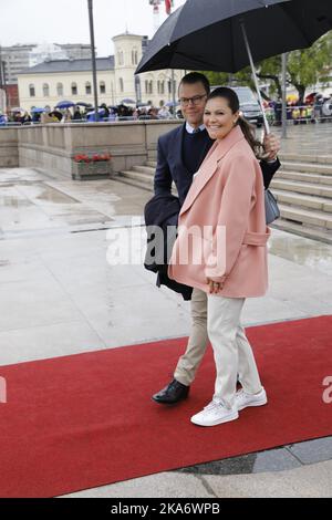 Oslo, Norvegia 20170510. Le loro Maestà il Re e la Regina di Norvegia celebrano i loro 80th compleanni. Crown Princess Victoria of Sweden e Prince Daniel of Sweden in partenza da Honnorbrygga a Oslo in un viaggio per il pranzo sul Royal Yacht HNoMY Norge il mercoledì. Foto: Gorm Kallestad / NTB scanpix Foto Stock