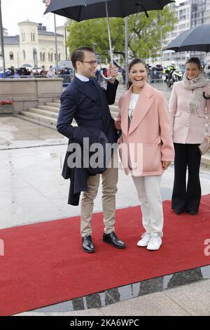 Oslo, Norvegia 20170510. Le loro Maestà il Re e la Regina di Norvegia celebrano i loro 80th compleanni. Crown Princess Victoria of Sweden e Prince Daniel of Sweden in partenza da Honnorbrygga a Oslo in un viaggio per il pranzo sul Royal Yacht HNoMY Norge il mercoledì. Foto: Gorm Kallestad / NTB scanpix Foto Stock