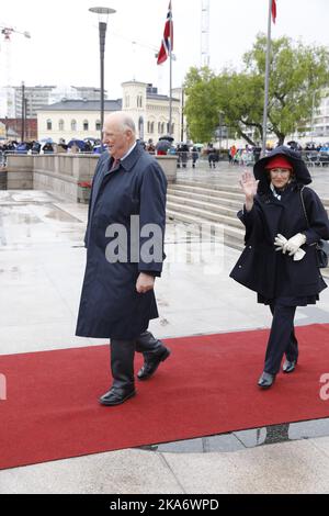 Oslo 20170510. Le loro Maestà il Re e la Regina di Norvegia celebrano i loro 80th compleanni. Il Re Harald di Norvegia e la Regina Sonja di Norvegia alla partenza da Honnorbrygga a Oslo in un viaggio per il pranzo sul Royal Yacht HNoMY Norge il Mercoledì. Foto: Gorm Kallestad / NTB scanpix Foto Stock