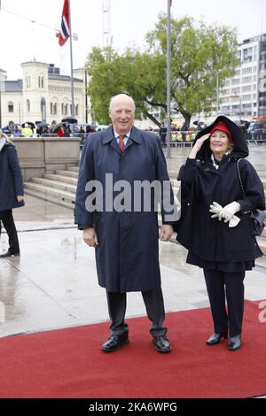 Oslo 20170510. Le loro Maestà il Re e la Regina di Norvegia celebrano i loro 80th compleanni. Il Re Harald di Norvegia e la Regina Sonja di Norvegia alla partenza da Honnorbrygga a Oslo in un viaggio per il pranzo sul Royal Yacht HNoMY Norge il Mercoledì. Foto: Gorm Kallestad / NTB scanpix Foto Stock