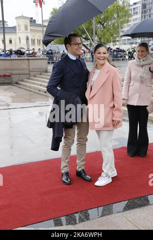 Oslo, Norvegia 20170510. Le loro Maestà il Re e la Regina di Norvegia celebrano i loro 80th compleanni. Crown Princess Victoria of Sweden e Prince Daniel of Sweden in partenza da Honnorbrygga a Oslo in un viaggio per il pranzo sul Royal Yacht HNoMY Norge il mercoledì. Foto: Gorm Kallestad / NTB scanpix Foto Stock