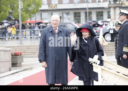 Oslo 20170510. Le loro Maestà il Re e la Regina di Norvegia celebrano i loro 80th compleanni. Il Re Harald di Norvegia e la Regina Sonja di Norvegia alla partenza da Honnorbrygga a Oslo in un viaggio per il pranzo sul Royal Yacht HNoMY Norge il Mercoledì. Foto: Gorm Kallestad / NTB scanpix Foto Stock