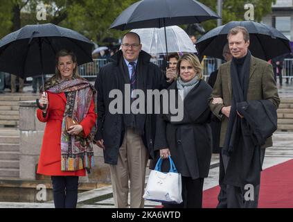 OSLO, Norvegia 20170510.da sinistra: Contessa Sophie di Wessex dal Regno Unito, Principe Alberto da Monaco, Granduchessa Maria-Teresa e Granduca Henri da Lussemburgo, alla partenza da Honnorbrygga a Oslo in un viaggio a pranzo sul Royal Yacht Mercoledì Foto: Berit Roald / NTB scanpix Foto Stock