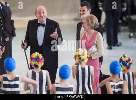 OSLO, Norvegia 20170510. L'ex re spagnolo Juan Carlos, la regina Sofia e il re Felipe entrano nella cena di festa del governo per la coppia reale norvegese nell'Opera in occasione del loro 80th° anniversario. FOTO PISCINA: Heiko Junge / NTB scanpix Foto Stock