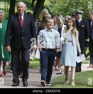 Oslo, Norvegia 20170704. Re Harald, Principe Sverre Magnus e Leah Isadora Behn sulla loro strada per la regina sonora Art Stable al Palazzo in connessione con il ottantesimo compleanno della regina sonora. La Queen Sonja Art Stable si apre nei palazzi antichi edifici stalla il 80th° compleanno della Regina. I vecchi edifici stalle si trovano nel Parco del Palazzo e non sono stati messi a disposizione del pubblico prima. Foto: Lise Aaserud / NTB scanpix Foto Stock