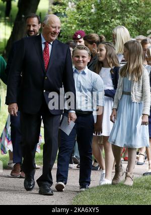 Oslo 20170704. Davanti da sinistra: Re Harald, Principe Sverre Magnus, Principessa Ingrid Alexandra e Leah Isadora Behn e il resto della famiglia reale nel Queen's Park sulla strada per la Queen sonora Art Stable al Palazzo in connessione con l'ottantesimo compleanno della Regina sonora. La Queen Sonja Art Stable si apre nei palazzi antichi edifici stalla il 80th° compleanno della Regina. I vecchi edifici stalle si trovano nel Parco del Palazzo e non sono stati messi a disposizione del pubblico prima. Foto: Lise Aaserud / NTB scanpix Foto Stock