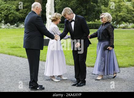 Oslo, Norvegia 20170704. Re Harald e la regina Sonja salutano Magne Furuholmen quando arriva per una cena al Bygdoy Royal Farm Martedì. Foto: Audun Braastad / NTB scanpix Foto Stock