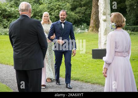 Oslo, Norvegia 20170704. La principessa della corona mette-Marit e il principe ereditario Haakon arrivano per una cena in connessione con il 80th° compleanno della regina Sonja alla fattoria reale di Bygdoy martedì. Sono ricevuti da re Harald e regina Sonja.Photo: Audun Braastad / NTB scanpix Foto Stock