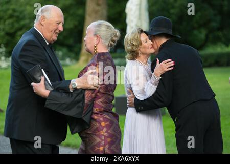 Oslo, Norvegia 20170704. Il re Harald e la regina Sonja accolgono gli ospiti prima di una cena in connessione con il 80th° compleanno della regina Sonja al Bygdoy Royal Farm Tuesday. Foto: Audun Braastad / NTB scanpix Foto Stock