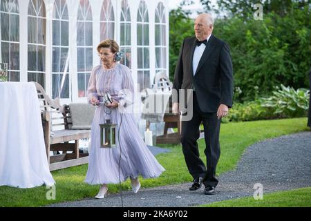 Oslo 20170704. La regina Sonja e il re Harald arrivano per una cena in concomitanza con il 80th° compleanno della regina Sonja alla fattoria reale di Bygdoy martedì. Foto: Audun Braastad / NTB scanpix Foto Stock