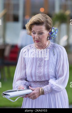 Oslo, Norvegia 20170704. La regina Sonja arriva per una cena in occasione del 80th° compleanno della regina Sonja al Bygdoy Royal Farm martedì. Foto: Audun Braastad / NTB scanpix Foto Stock