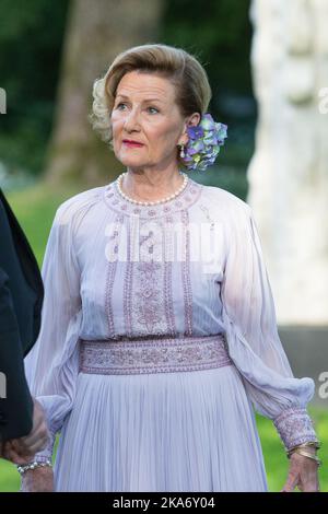 Oslo, Norvegia 20170704. La regina Sonja arriva per una cena in occasione del 80th° compleanno della regina Sonja al Bygdoy Royal Farm martedì. Foto: Audun Braastad / NTB scanpix Foto Stock