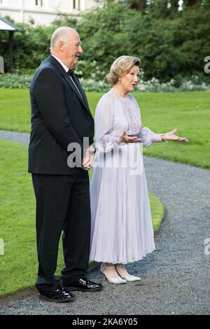 Oslo, Norvegia 20170705. Re Harald e la Regina Sonja arrivano a una cena in concomitanza con il 80th° compleanno della Regina Sonja alla Bygdoy Royal Farm martedì. Foto: Audun Braastad / NTB scanpix Foto Stock