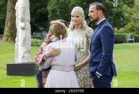 Oslo, Norvegia 20170704. La regina Sonja abbraccia la principessa Märtha quando arriva per cena con la principessa corona mette-Marit e il principe ereditario Haakon in connessione con il 80th ° anniversario della regina Sonja al Bygdoy Royal Farm Martedì. Foto: Audun Braastad / NTB scanpix Foto Stock