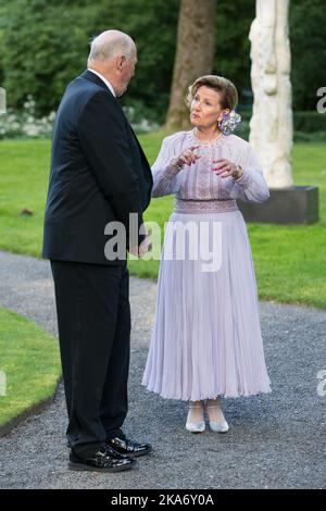 Oslo, Norvegia 20170704. La regina Sonja e il re Harald arrivano per una cena in concomitanza con il 80th° compleanno della regina Sonja alla fattoria reale di Bygdoy martedì. Foto: Audun Braastad / NTB scanpix Foto Stock