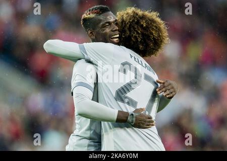 Marouane Fellaini del Manchester United celebra il primo goal del suo fianco con il compagno di squadra Paul Pamba Foto Stock