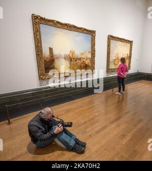 National Gallery, Londra, Regno Unito. 1 novembre 2022. Il fotografo stampa fotografa l'evento di due immagini rivoluzionarie di Joseph Mallord William Turner (1775-1851) tornano nel Regno Unito per la prima volta in oltre 100 anni, come parte di una nuova esposizione dedicata alla National Gallery. Porto di Dieppe: Changement de domicilio (a sinistra) e Colonia, l'arrivo di un Packet-Boat: Sera (a destra), dipinta a metà degli anni '1820s, non sono stati visti nel Regno Unito dal 1911. Furono esposti a New York nel 1914 alla Knoedler Gallery, e successivamente acquisiti lo stesso anno dall'industriale americano Henry Clay Fric Foto Stock