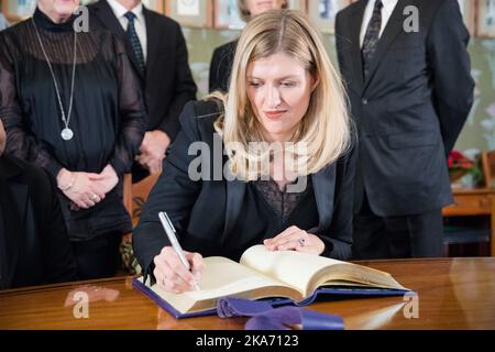 Oslo 20171209. Premio Nobel per la pace 2017 Campagna internazionale per l'abolizione delle armi nucleari (ICAN). Beatrice Fihn, vincitrice del premio per la pace, firma il protocollo all'Istituto Nobel sabato. Foto: Audun Braastad / NTB scanpi Foto Stock