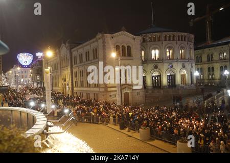 Oslo, Norvegia 20171210. Il Premio Nobel per la pace 2017 va alla Campagna internazionale per l'abolizione delle armi nucleari (ICAN). Sessione di fiaccolata fuori dal Grand Hotel la domenica sera. Stortinget (il Parlamento norvegese) sullo sfondo). Foto: Audun Braastad / NTB scanpi Foto Stock