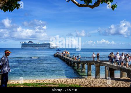 I passeggeri vengono trasferiti al molo con piccole aste da navi da crociera ancorate al largo dell'isola di Kiriwina, Papua Nuova Guinea Foto Stock