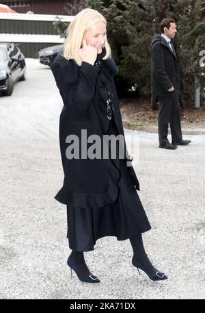 LOERENSKOG, Norvegia 20171213. Il principe ereditario Haakon e la principessa ereditaria mette-Marit (nella foto) arrivano alla casa di cura di Loerenskog. Foto: Lise Aaserud / NTB scanpi Foto Stock