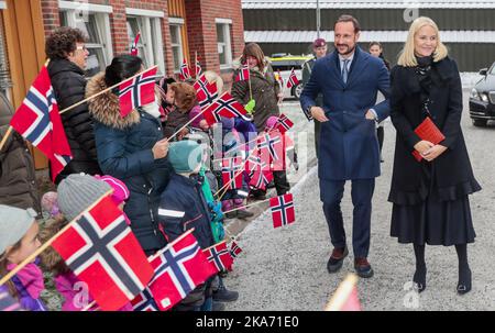 LOERENSKOG, Norvegia 20171213. Il principe ereditario Haakon e la principessa ereditaria mette-Marit arrivano alla casa di cura di Loerenskog. Foto: Lise Aaserud / NTB scanpi Foto Stock