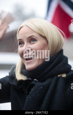 LOERENSKOG 20171213. Crown Princess mette-Marit dopo aver visitato la casa di cura di Loerenskog. Foto: Lise Aaserud / NTB scanpix Foto Stock