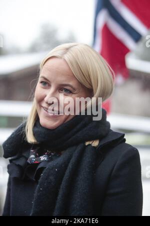 LOERENSKOG 20171213. Crown Princess mette-Marit dopo aver visitato la casa di cura di Loerenskog. Foto: Lise Aaserud / NTB scanpix Foto Stock