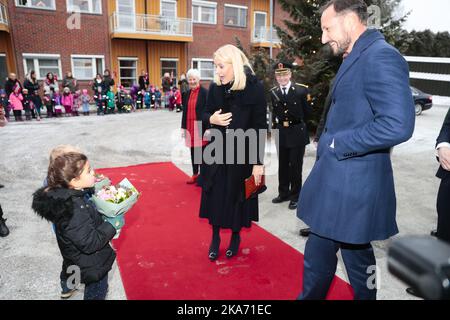 LOERENSKOG, Norvegia 20171213. Il principe ereditario Haakon e la principessa ereditaria mette-Marit ricevono fiori da Oliver Gundersen Hanstad (5 anni) e Amira Laouini (5 anni) durante la visita alla casa infermieristica di Loerenskog. Foto: Lise Aaserud / NTB scanpi Foto Stock