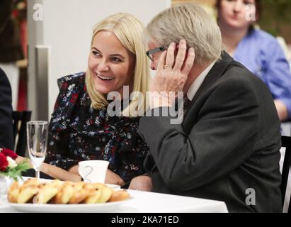 LOERENSKOG, Norvegia 20171213. Crown Princess mette-Marit insieme a Knut Nilsen durante la visita alla casa di cura di Loerenskog. Foto: Lise Aaserud / NTB scanpi Foto Stock