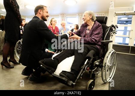 LOERENSKOG, Norvegia 20171213. Il principe ereditario Haakon saluta vera Lillaas da Loerenskog (90) durante la visita alla casa di cura di Loerenskog. Foto: Lise Aaserud / NTB scanpi Foto Stock