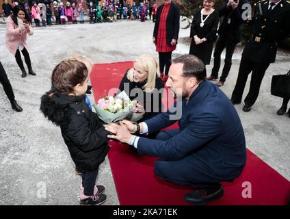 LOERENSKOG, Norvegia 20171213. Il principe ereditario Haakon e la principessa ereditaria mette-Marit ricevono fiori da Oliver Gundersen Hanstad (5 anni) e Amira Laouini (5 anni) durante la visita alla casa infermieristica di Loerenskog. Foto: Lise Aaserud / NTB scanpi Foto Stock