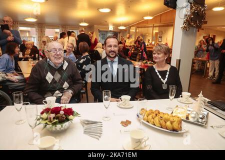 LOERENSKOG, Norvegia 20171213. Crown Prince Haakon (centro a destra) insieme a Odd Kristensen (94) e sindaco di Loerenskog Ragnhild Bergheim (a destra) durante la visita alla casa di cura di Loerenskog. Foto: Lise Aaserud / NTB scanpi Foto Stock