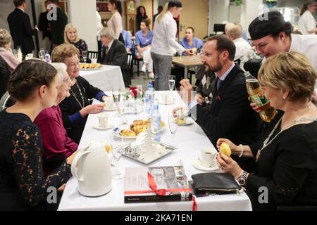 LOERENSKOG, Norvegia 20171213. Crown Prince Haakon (centro a destra) insieme a Odd Kristensen (94) e sindaco di Loerenskog Ragnhild Bergheim (a destra) durante la visita alla casa di cura di Loerenskog. Foto: Lise Aaserud / NTB scanpi Foto Stock