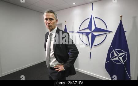 Bruxelles, Belgio 20171212. Gli stati della NATO concordano: Jens Stoltenberg, qui nel suo ufficio, ha altri due anni come Segretario Generale della NATO.l la decisione è stata presa in occasione di una riunione degli ambasciatori della NATO nel Consiglio del Nord Atlantico la mattina scorsa. Jens Stoltenberg ha assunto la carica di Segretario Generale nell'ottobre 2014 e inizialmente ha avuto un periodo di quattro anni. Con la proroga di due anni, significa che sarà seduto fino all'autunno del 2020. Foto: Morten Uglum / Aftenposten / NTB scanpix Foto Stock