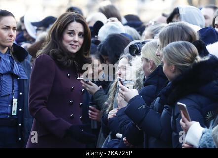 Oslo, Norvegia 20180202. Il principe Guglielmo di Gran Bretagna e la duchessa Kate visitano la Norvegia e la scuola superiore Hartvig Nissen. La duchessa saluta la gente. Foto: Terje Pedersen / NTB scanpi Foto Stock