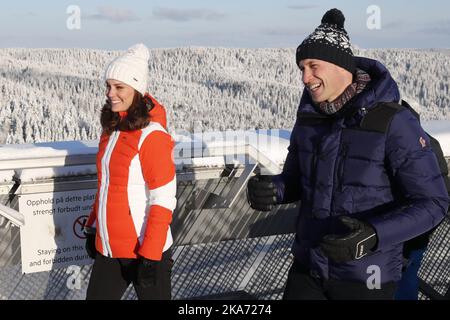 Oslo, Norvegia 20180202. Il Principe Guglielmo di Gran Bretagna e la Duchessa Kate visitano la Norvegia. Il principe William e la duchessa Kate sono in cima al trampolino da sci di Holmenkollen. Foto: Cornelius Poppe / NTB scanpi Foto Stock